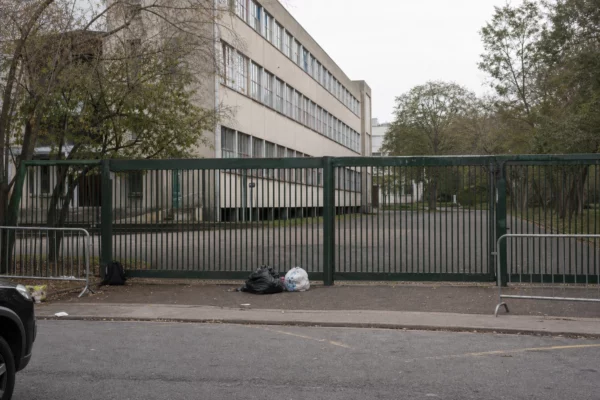 Grilles fermées devant un lycée bloqué en Seine-Saint-Denis, avec barrières et accès barré.