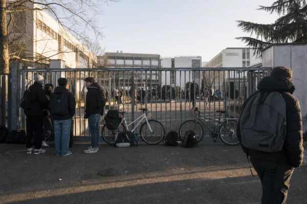 Entrée d’un lycée barrée par des élèves mobilisés, avec accès empêché et grilles fermées.