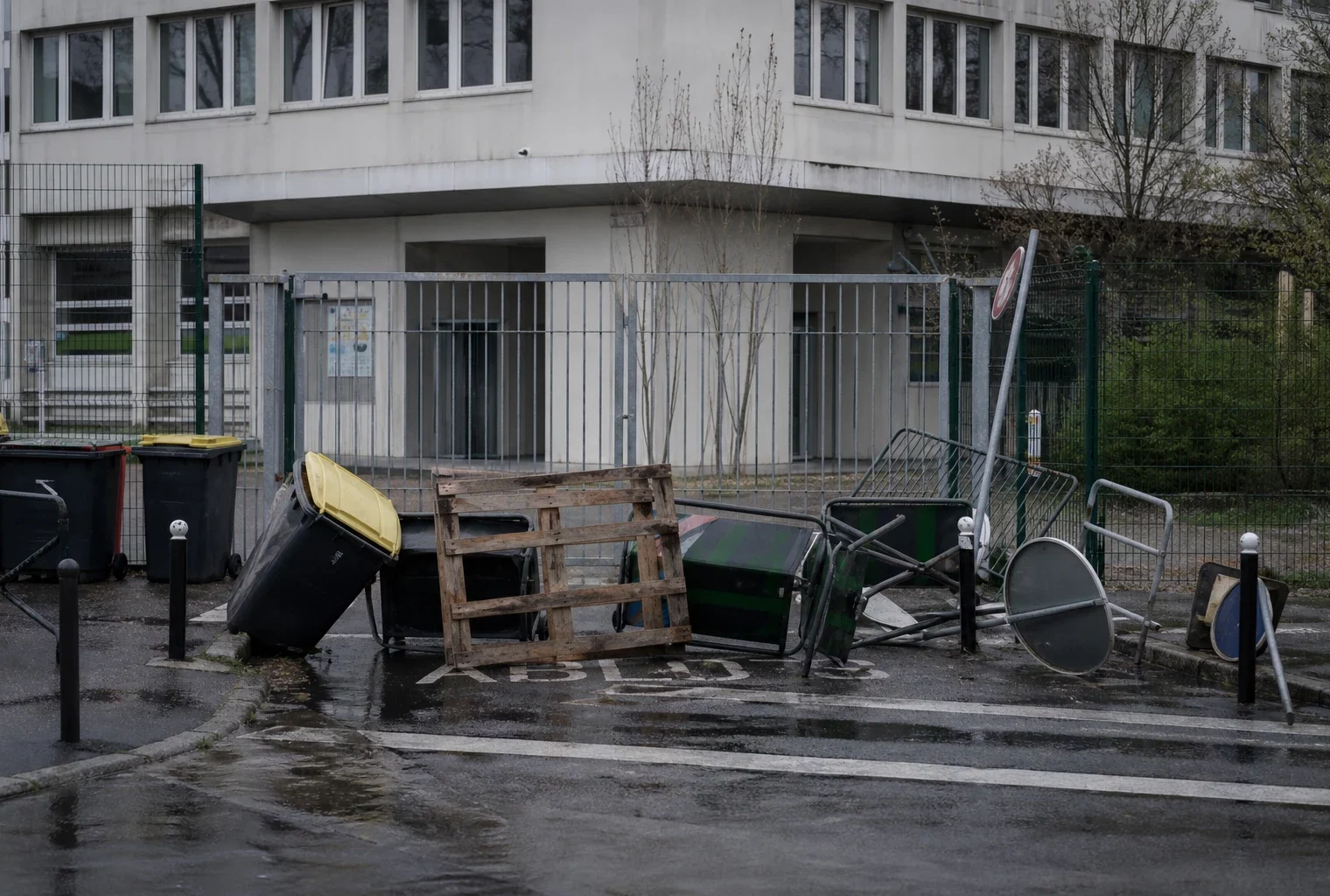 Entrée de lycée bloquée par des barrières de fortune lors d’une mobilisation étudiante