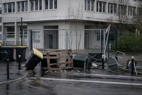 Entrée de lycée bloquée par des barrières de fortune lors d’une mobilisation étudiante