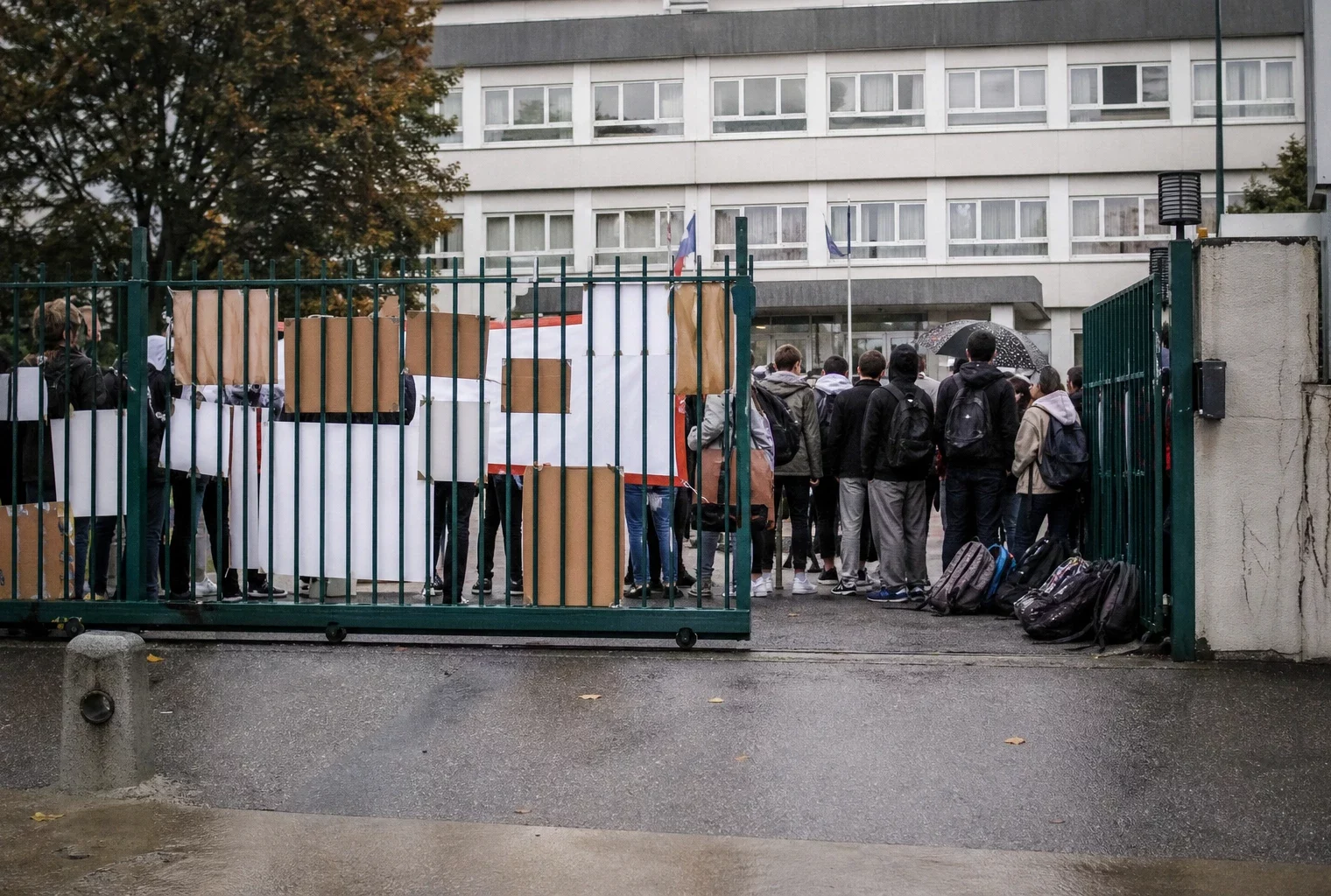Des lycéens bloquent l’entrée d’un lycée pendant une mobilisation contre Parcoursup.