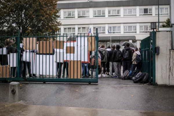 Des lycéens bloquent l’entrée d’un lycée pendant une mobilisation contre Parcoursup.