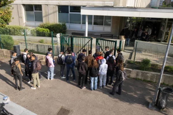 Des lycéens rassemblés devant l’entrée d’un lycée fermé ou bloqué, dans un contexte de mobilisation.