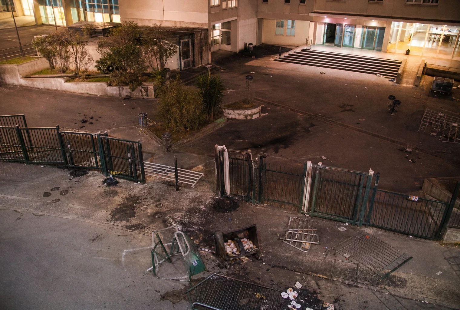 Devant un lycée, des barrières et des débris marquent un blocage après des départs de feu.