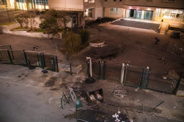Devant un lycée, des barrières et des débris marquent un blocage après des départs de feu.