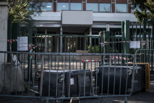 Entrée d’un lycée bloquée par des barrières, dans un contexte de mobilisation contre les suppressions de postes.