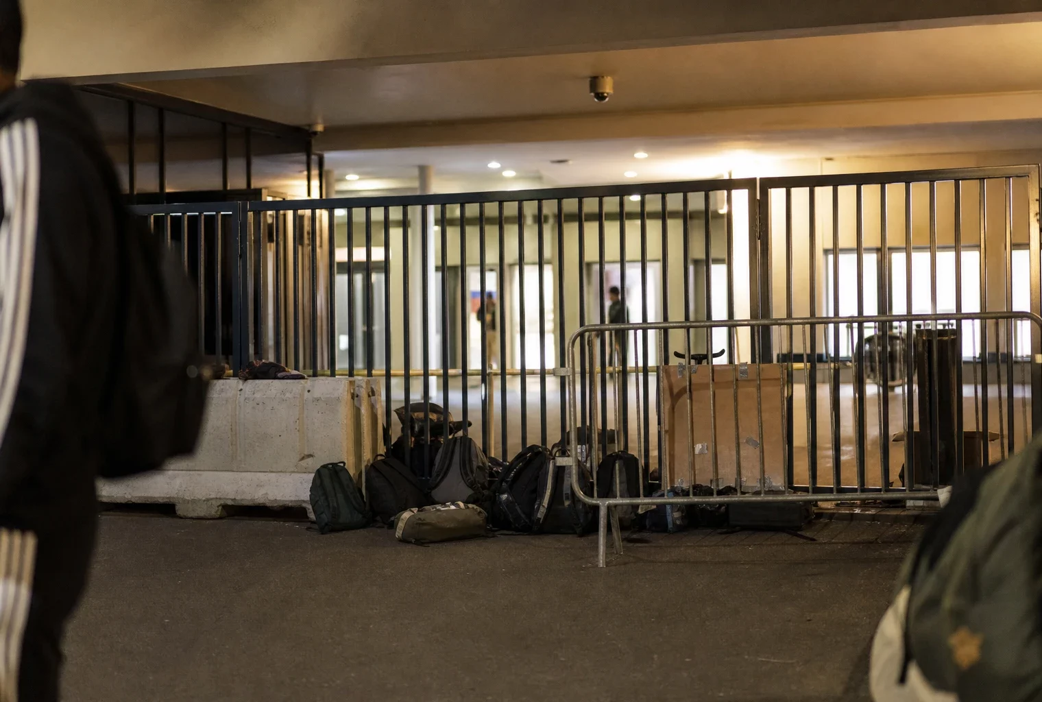 Entrée de lycée bloquée par des élèves à Saint-Denis, avec grilles fermées et barrières improvisées.