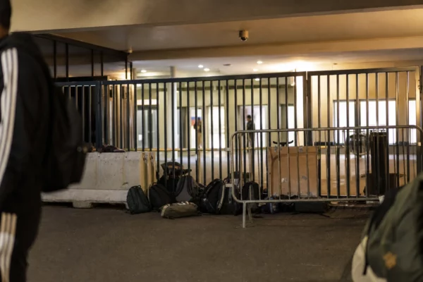 Entrée de lycée bloquée par des élèves à Saint-Denis, avec grilles fermées et barrières improvisées.