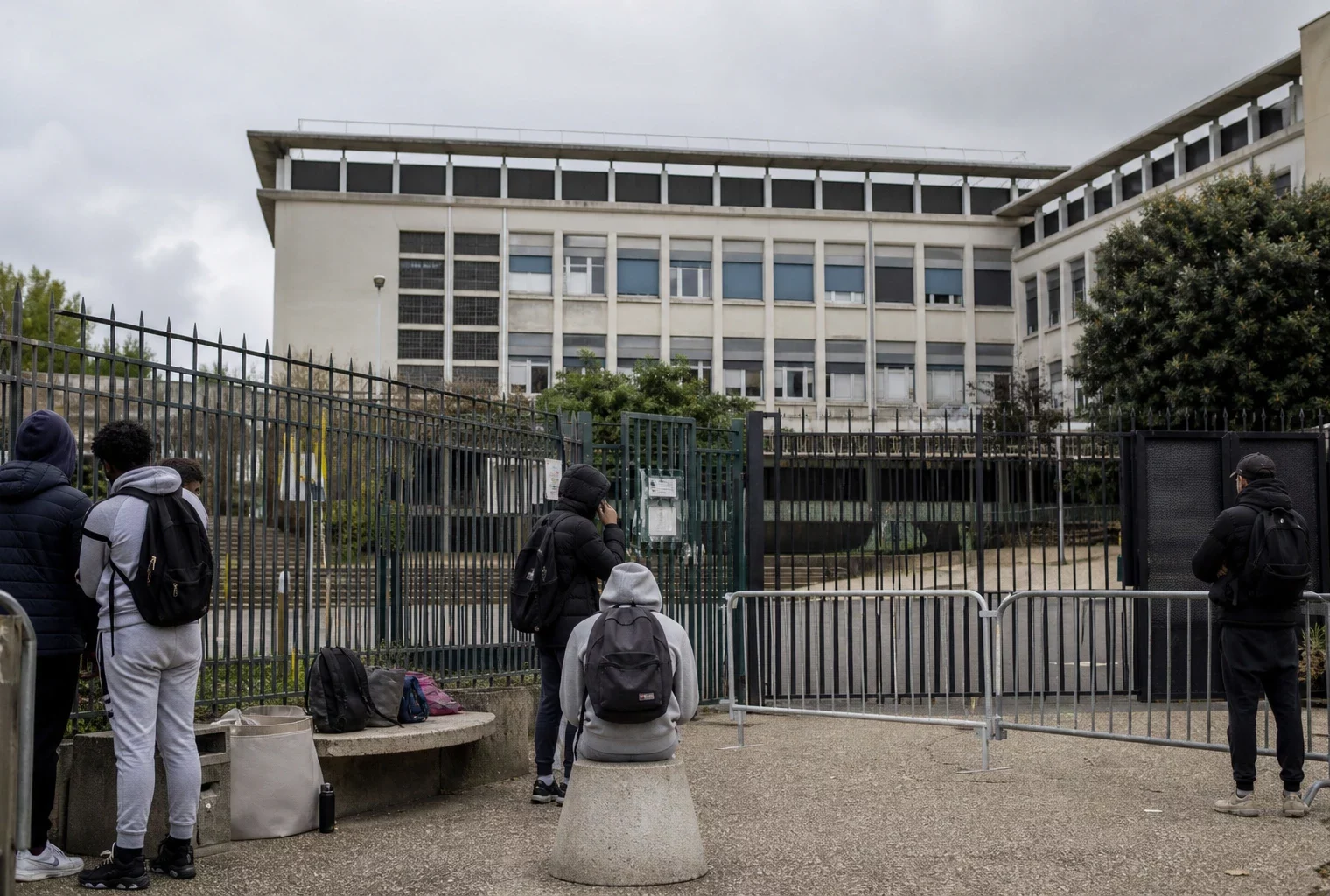 Devant un lycée de Saint-Denis, des élèves bloquent l’entrée avec des barrières improvisées.