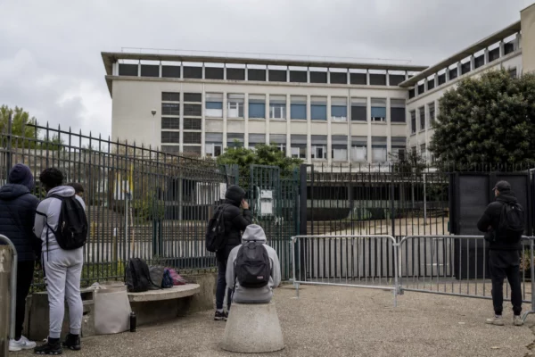Devant un lycée de Saint-Denis, des élèves bloquent l’entrée avec des barrières improvisées.