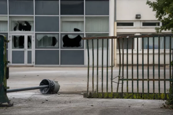 Devant un lycée, des traces de dégradations visibles après des blocages et des violences.