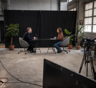 Plateau d’interview télévisée à France 2, deux fauteuils, table et micros, ambiance de studio en activité.