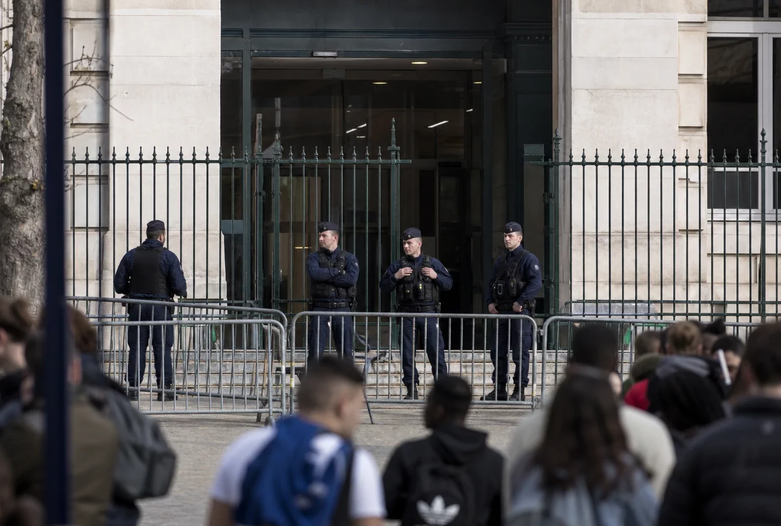 Des policiers se tiennent devant l’entrée d’un lycée, lors d’une mobilisation lycéenne à Paris.