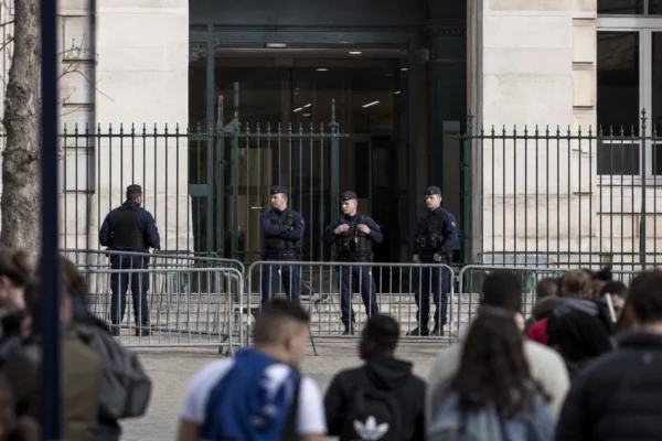 Des policiers se tiennent devant l’entrée d’un lycée, lors d’une mobilisation lycéenne à Paris.