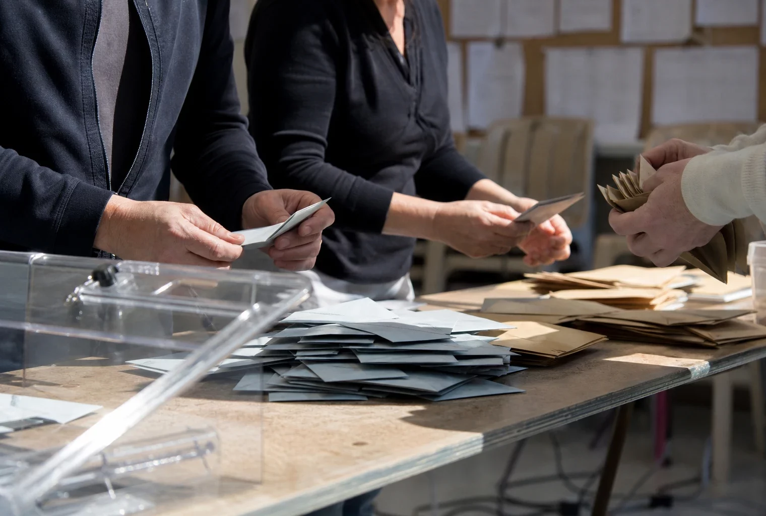 Salle de vote communale à Plouasne, avec isoloirs et tables prêtes pour un nouveau scrutin municipal.