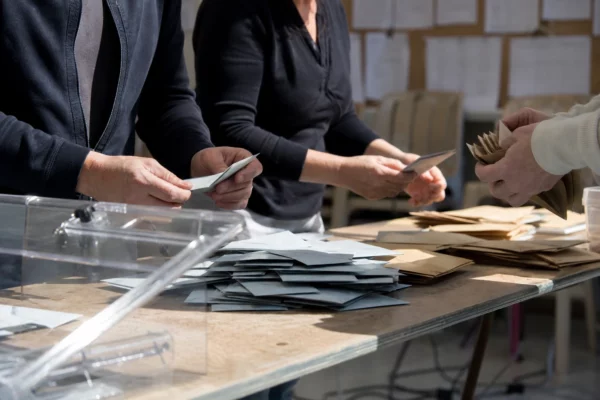 Salle de vote communale à Plouasne, avec isoloirs et tables prêtes pour un nouveau scrutin municipal.