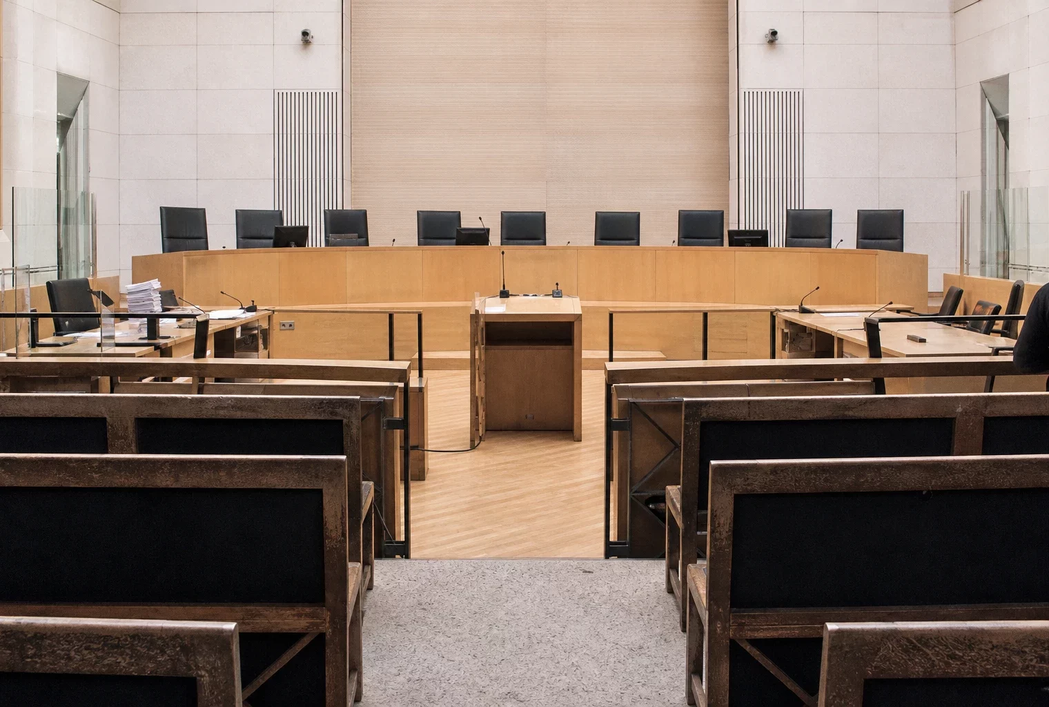 Salle d’audience de la cour d’appel de Paris, avec bancs, pupitre et micros, où doit être rendue la décision.
