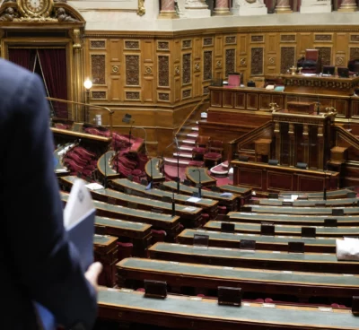 L’hémicycle du Sénat avec ses rangées de sièges et de pupitres, au cœur du Palais du Luxembourg.