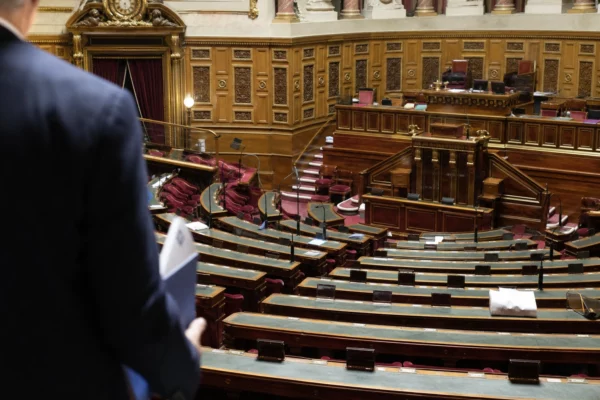 L’hémicycle du Sénat avec ses rangées de sièges et de pupitres, au cœur du Palais du Luxembourg.