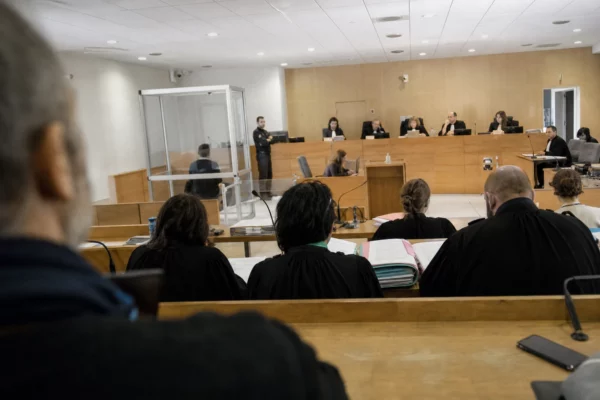 Salle d’audience du tribunal correctionnel de Montpellier avec bancs, tables et estrade avant l’ouverture du procès.